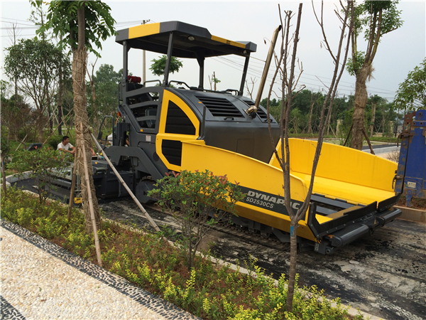 株洲丁總SD2530CS攤鋪機及CC6200雙鋼輪壓路機交機調(diào)試施工現(xiàn)場