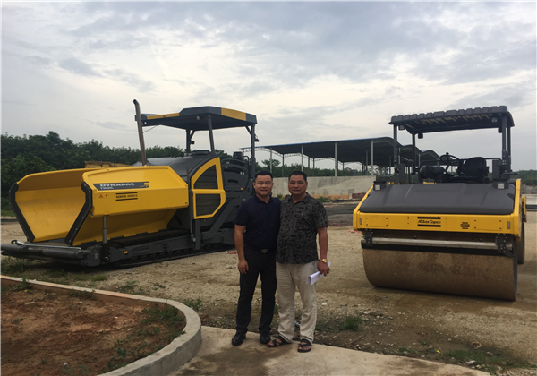 海南恒建瀝青F3030C瀝青攤鋪機(jī)、CC6200雙鋼輪振動(dòng)壓路機(jī)交機(jī)使用成功